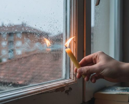 Prueba de la llama para detectar filtraciones de aire frío en ventanas de madera viejas en Lleida.