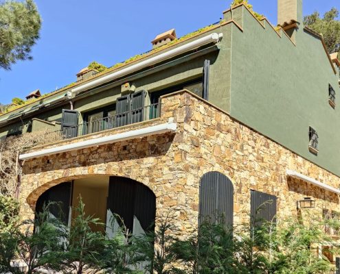 Instalador colocando ventanas nuevas de PVC en una vivienda de Lleida
